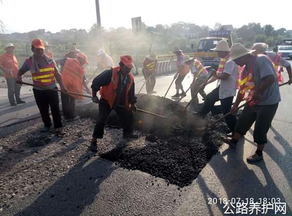 陕西：眉县公路段积极开展雨后路面病害修复工作